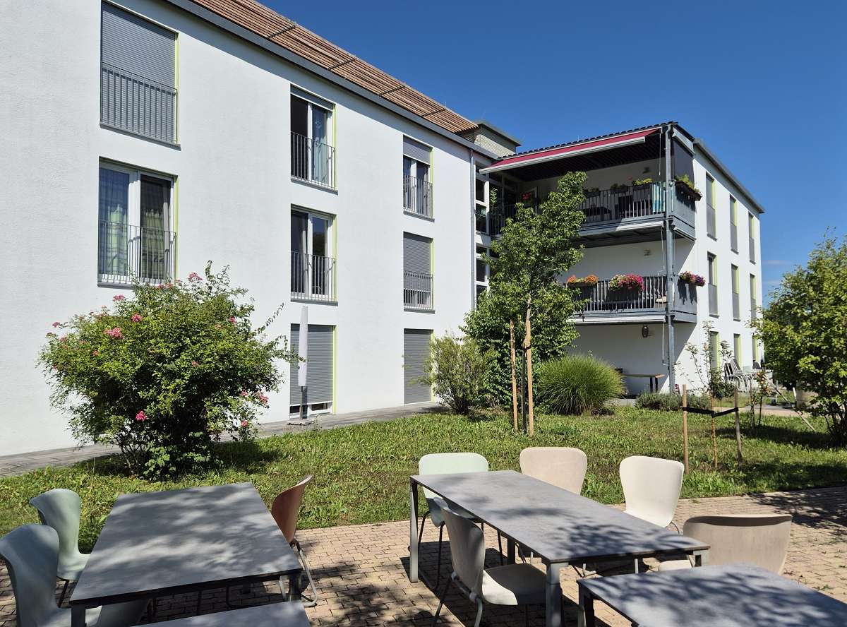 Haus mit Außensitzplätzen