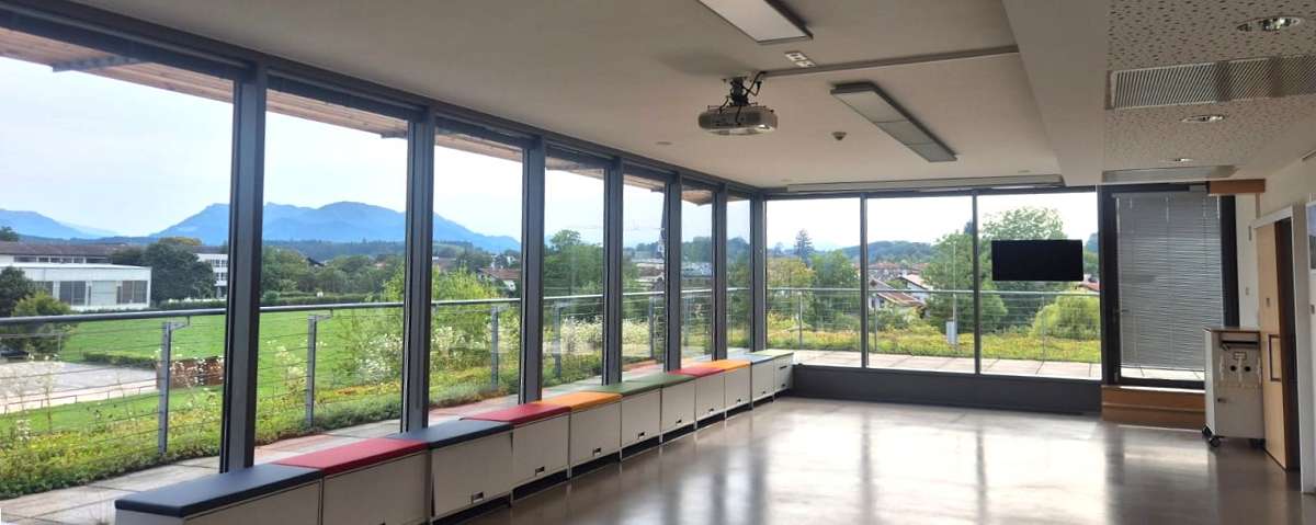 Veranstaltungsraum im Dachgeschoss mit begrüntem Dach